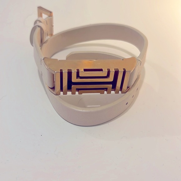 Tori Burch x Fitbit double wrap bracket. Gold fitting with neutral leather band. - Picture 4 of 7